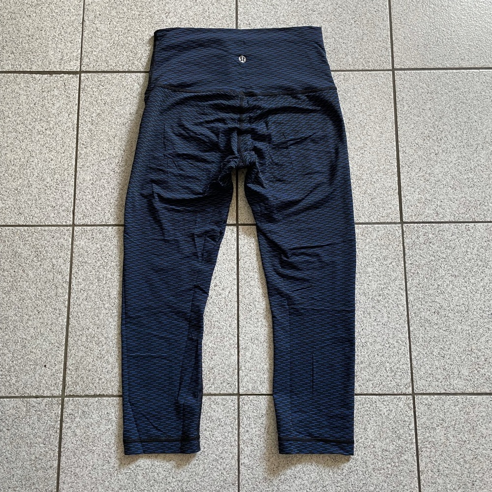 *RARE* LUXTREME WUNDERUNDER CROP - SIZE 6
